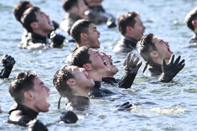 (창원=뉴스1) 윤일지 기자 = 해군 특수전전단 해난구조전대(SSU) 심해잠수사들이 22일 경남 창원 진해군항에서 열린 혹한기 내한 훈련 중 입수한 뒤 함성을 지르고 있다. (공동취재) 2026.1.22/뉴스1  Copyright (C) 뉴스1. All rights reserved. 무단 전재 및 재배포,  AI학습 이용 금지. /사진=(창원=뉴스1) 윤일지 기자