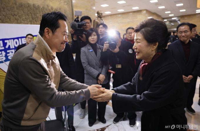 (서울=뉴스1) 신웅수 기자 = 박근혜 전 대통령이 22일 서울 여의도 국회 로텐더홀에서 쌍특검(통일교·민주당 공천 뇌물 특검)을 요구하며 8일째 단식 중인 장동혁 국민의힘 대표와 인사하고 있다. (공동취재) 2026.1.22/뉴스1  Copyright (C) 뉴스1. All rights reserved. 무단 전재 및 재배포,  AI학습 이용 금지. /사진=(서울=뉴스1) 신웅수 기자