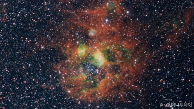 스피어엑스가 대마젤란은하 근방 성운을 3색으로 촬영한 것을 합성한 이미지 /사진=한국천문연구원 제공