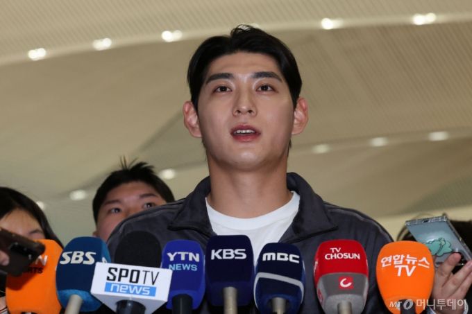 미국프로야구 메이저리그(MLB) 샌프란시스코 자이언츠 이정후가 21일 인천국제공항 제2여객터미널에서 출국하며 인터뷰하고 있다. /사진=뉴시스