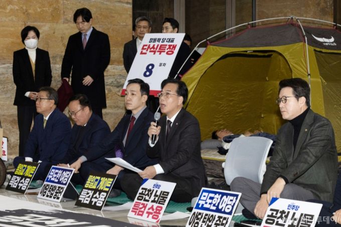 (서울=뉴스1) 이승배 기자 = 송언석 국민의힘 원내대표가 22일 서울 여의도 국회 로텐더홀에서 열린 최고위원회의에서 모두발언하는 가운데 단식 중인 장동혁 대표가 누워서 휴식을 취하고 있다. 2026.1.22/뉴스1  Copyright (C) 뉴스1. All rights reserved. 무단 전재 및 재배포,  AI학습 이용 금지. /사진=(서울=뉴스1) 이승배 기자