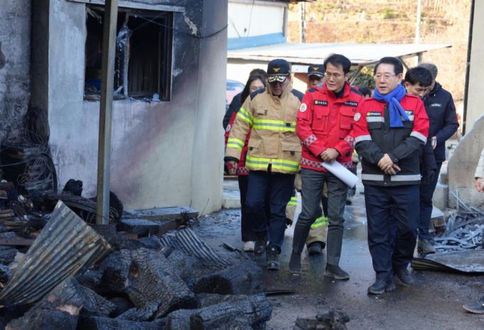 김영록 전라남도지사가 22일 광양시 옥곡면 산불 발화 현장을 둘러보고 있다. /사진=뉴스1  /사진=(무안=뉴스1) 전원 기자