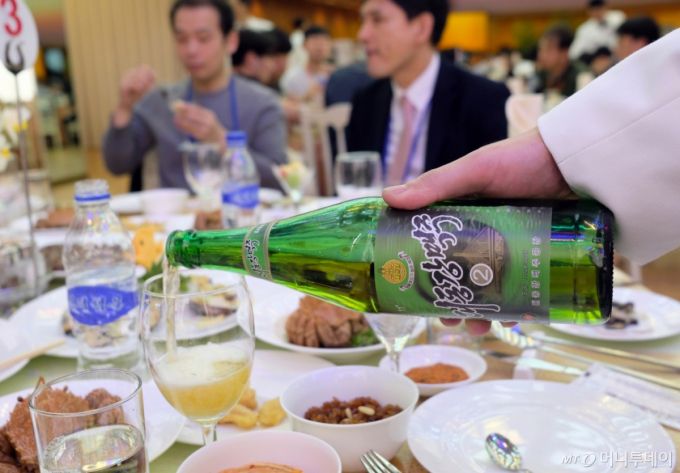 남측예술단이 도착해 처음 맞은 고려호텔의 식사.평양의대표적 맥주인 대동강 맥주.라거맥주로 칭따오와 맛이 비슷했다.깜끔하고 깊은 맛.2018.3.31 평양공연 사진공동취재단