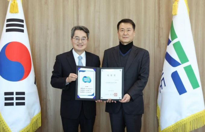 22일 경기도청 집무실에서 김동연 경기도지사(왼쪽)가 오세영 경기아트센터 이사장에게 임명장을 수여하고있다. /사진제공=경기도