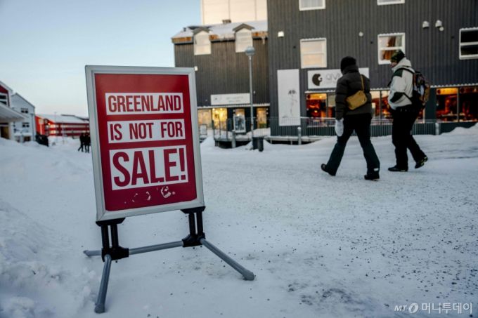 (누크 AFP=뉴스1) 이정환 기자 = 20일(현지시간) 그린란드 누크에서 "그린란드는 판매용이 아닙니다!"라는 표지판이 설치돼 있다. 2026.01.20.  ⓒ AFP=뉴스1  Copyright (C) 뉴스1. All rights reserved. 무단 전재 및 재배포,  AI학습 이용 금지. /사진=(누크 AFP=뉴스1) 이정환 기자