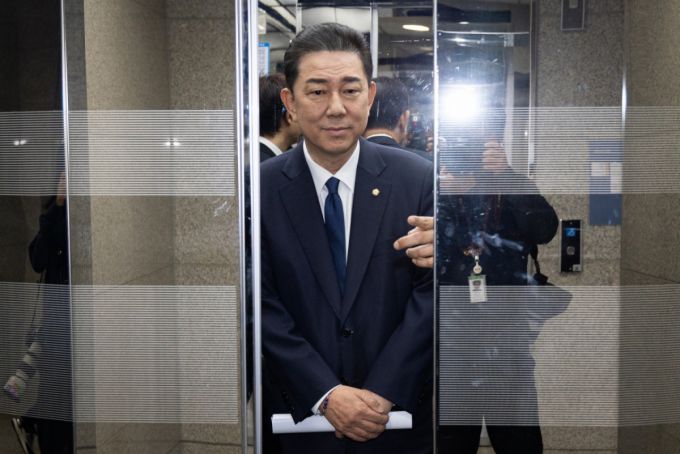 김병기 의원이 19일 서울 여의도 국회 소통관에서 당 윤리심판원의 제명 결정에 대한 입장을 밝히는 기자회견을 마치고 지하주차장으로 이동하고 있다./사진=뉴스1.