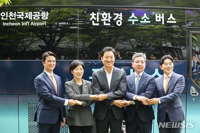 서울=뉴시스] 권창회 기자 = 오세훈 서울시장, 한화진 환경부 장관 등 참석자들이 2023년 6월 7일 오후 서울 중구 서울시청에서 열린 수소모빌리티 선도도시 서울 업무협약식을 마치고 수소버스 앞에서 기념촬영을 하고 있다. 사진 왼쪽부터 추형욱 SK E&S 대표이사, 한 장관, 오 서울시장, 장재훈 현대자동차 대표이사, 이종호 티맵모빌리티 대표. 2023.06.07