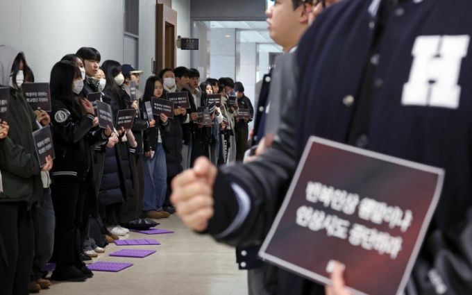 지난 21일 한국외국어대학교 총학생회를 비롯한 학생들이 서울 동대문구 한국외대 서울캠퍼스 본관 제1차 등록금심의위원회 회의실 앞에서 등록금 인상 반대 피케팅을 하고 있다./사진=뉴시스.