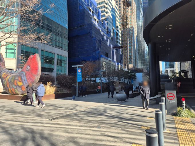 22일 오전 서울 영등포구 5호선 여의도역 인근 모습. 점심시간이 되자 사람들이 식당으로 향했다. /사진=박진호 기자.