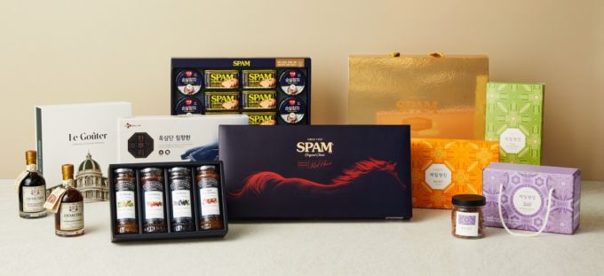 CJ제일제당의 설 선물. 스팸과 참치를 함께 담은 '복합형 실속세트' 등 /사진제공=CJ제일제당