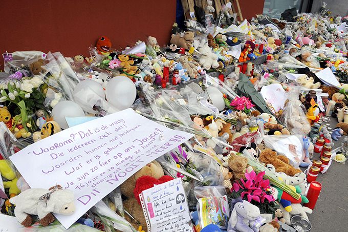 2009년 1월 23일(이하 현지시간) 벨기에 덴더몬데 지역의 한 어린이집에서 흉기 난동 사건이 발생해 54세 여성 보육교사와 생후 6개월 남아, 생후 9개월 남아 등 3명이 숨졌다. 사진은 같은 달 27일 어린이집 입구에 희생자들을 추모하는 꽃다발, 촛불, 편지, 인형들이 놓여있는 모습이다./AFPBBNews=뉴스1