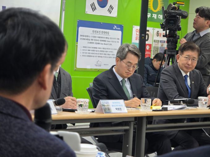 김동연 지사가 23일 원삼면 반도체 일반산업단지 협력 기업 간담회에서 한 기업 대표의 건의를 받아 적고 있다./사진=이민호기자