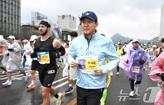 오세훈 서울시장이 지난해 3월 16일 서울 광화문광장에서 열린 2025 서울마라톤에 참가해 힘찬 출발을 하고 있다./사진=뉴스1