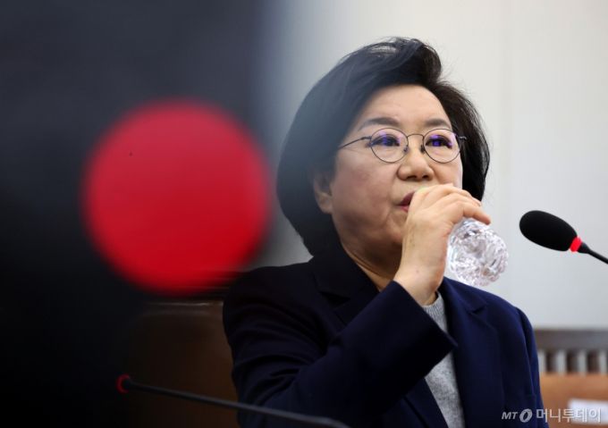 (서울=뉴스1) 국회사진기자단 = 이혜훈 기획예산처 장관 후보자가 23일 서울 여의도 국회에서 열린 제431회국회(임시회) 재정경제기획위원회 인사청문회에 출석해 물을 마시고 있다. 2026.1.23/뉴스1  Copyright (C) 뉴스1. All rights reserved. 무단 전재 및 재배포,  AI학습 이용 금지. /사진=(서울=뉴스1) 국회사진기자단