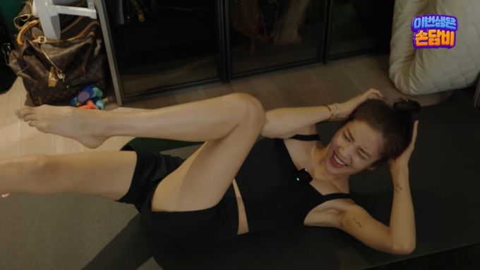 손담비가 제왕절개 출산 후 1년 만에 복근을 만든 비법을 공개했다. /사진=유튜브 갈무리