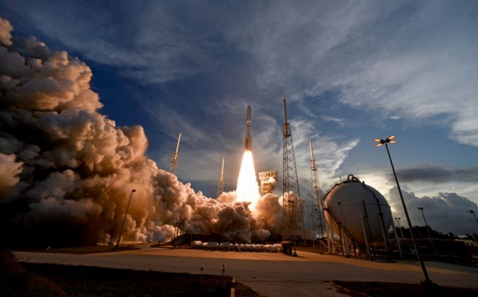 지난해 4월 우주 발사 기업 유나이티드론치얼라이언스(ULA)의 로켓 아틀라스4가 미국 플로리다 주의 케이프 커내버럴 우주기지에서 아마존의 통신위성을 싣고 우주로 날아오르는 모습./로이터=뉴스1