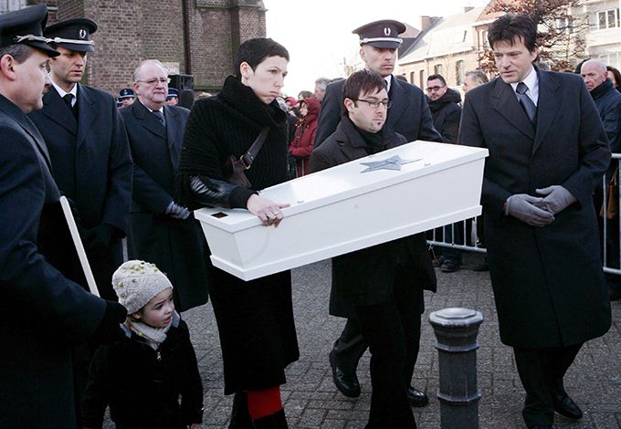 2009년 1월 23일(이하 현지시간) 벨기에 덴더몬드 지역 한 어린이집에서 발생한 흉기 난동 사건으로 생후 6개월 남아 레온 가르시아-마나르트가 숨졌다. 사진은 같은달 31일 세상을 떠난 아들 레온 가르시아-마나르트의 관을 운구하는 부모의 모습이다./AFPBBNews=뉴스1
