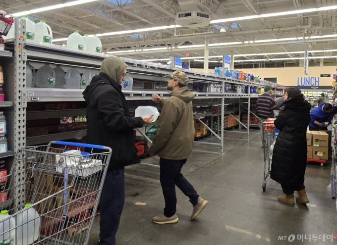 24일(현지시간) 미국 뉴저지주 월마트 매장에서 생수 진열대가 텅 비어 있다. /사진=심재현 특파원