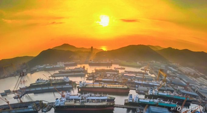 지난 １일 경남 거제시 한화오션 옥포조선소 너머로 해가 떠오르고 있다. 친환경·고부가가치 선박 수주로 3~4년 치 일감을 확보한 K-조선은, 한미 양국이 핵추진 잠수함 건조 협력을 공식화하며 해양 방산 분야로 영역을 넓히는 등 새로운 성장 국면에 진입하고 있다. /사진=뉴시스