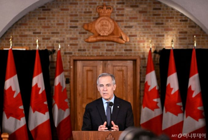 [퀘벡=AP/뉴시스] 마크 카니 캐나다 총리가 22일(현지 시간) 캐나다 퀘벡 시타델에서 열린 내각 포럼 행사에서 연설하고 있다. 카니 총리는 도널드 트럼프 미국 대통령이 스위스 다보스에서 "캐나다는 미국 덕에 산다"라고 발언한 것에 대해 "캐나다가 번영하는 것은 미국 때문이 아니라 우리가 캐나다 국민이기 때문"이라고 반박했다. 2026.01.23. /사진=민경찬