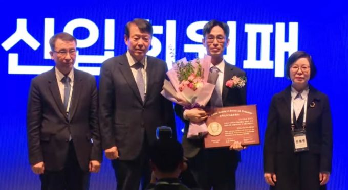 신석우 미국 UC버클리대 수학과 교수·고등과학원 허준이수학난제연구소 석좌교수가 22일 오후 서울 웨스틴조선 호텔에서 열린 한국과학기술한림원(한림원) 2026년 신년 S&T(과학기술) 융합 포럼 및 신입회원패 수여식에서 신입회원패를 들고 기념 사진을 찍고 있다. /사진=한국과학기술한림원 유튜브