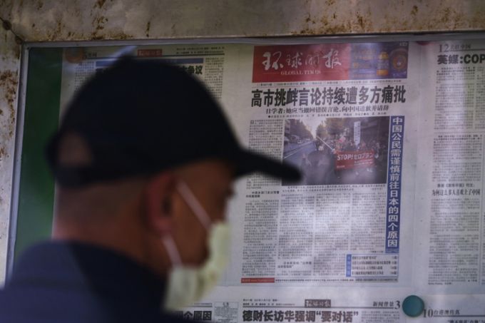 2025년 11월17일 중국 베이징의 한 신문 가판대에서 한 남성이 다카이치 사나에 일본 총리의 최근 대만 관련 발언을 보도한 지역 신문을 읽고 있다. /AP=뉴시스