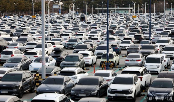[인천공항=뉴시스] 홍효식 기자 = 이번 설 연휴기간에 200만 명이 넘는 이용객이 인천국제공항을 이용할 것으로 전망되는 가운데 26일 인천국제공항 제1터미널을 찾은 여행객들의 차량이 장기 주차장에 주차되어 있다.  국회 국토교통위원회 소속 더불어민주당 전용기 의원이 인천국제공항공사 등에서 받은 '인천공항 설 연휴 기간 여객 예측치' 자료에 따르면 지난 24일부터 다음 달 2일까지 인천공항 이용객은 출발 승객 104만6천647명, 도착 승객 109만4천454명으로 총 214만1천101명에 이를 전망이다.  일평균으로는 약 21만4천110명의 이용객이 인천공항을 찾을 것으로 보인다. 날짜별로는 이날 이용객이 22만7천725명으로 가장 많고, 26일 22만7천217명, 24일 22만4천885명 등 순일 것으로 예측됐다. 2025.01.26. yesphoto@newsis.com /사진=홍효식