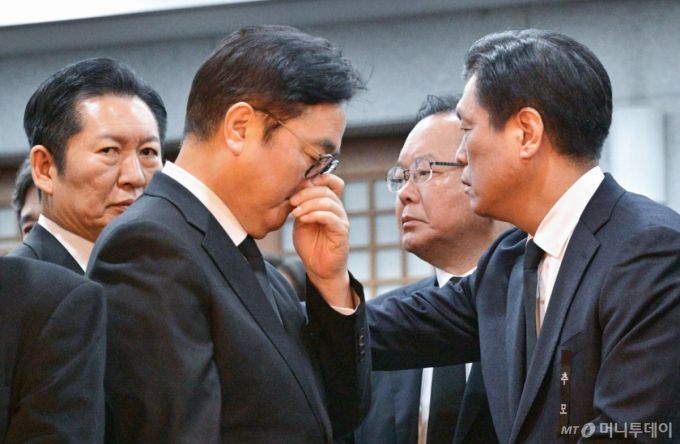 [서울=뉴시스] 조성우 기자 = 정청래 더불어민주당 대표, 우원식 국회의장, 김부겸 전 총리, 조승래 더불어민주당 사무총장이 27일 오전 서울 종로구 서울대학교병원 장례식장에 마련된 고(故) 이해찬 전 국무총리 빈소에서 조문하고 있다. (공동취재) 2026.01.27. photo@newsis.com /사진=류현주