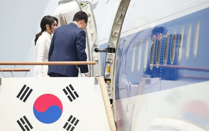 4박 6일 일정으로 리투아니아·폴란드 순방에 나서는 윤석열 대통령과 부인 김건희 여사가 10일 경기도 성남 서울공항에서 공군 1호기에 탑승하고 있다. /사진=뉴시스