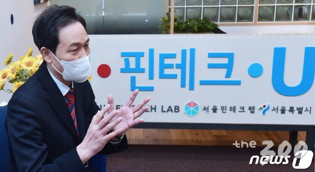 (서울=뉴스1) 박세연 기자 = 4.7 재보궐 서울시장 선거 출마를 선언한 우상호 더불어민주당 의원이 19일 서울 영등포구 의사당대로 오투타워에 위치한 서울핀테크랩 금융정책 현장을 방문해 간담회를 갖고 있다. 2021.1.19/뉴스1