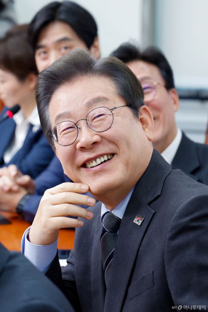 (서울=뉴스1) 안은나 기자 = 이재명 더불어민주당 대표가 7일 오전 서울 여의도 국회에서 열린 최고위원회의에서 홍준표 대구시장의 '탄핵 당한 당은 대선을 포기해야한다' 과거 발언 영상을 본 뒤 박찬대 원내대표와 웃으며 대화하고 있다. 2025.4.7/뉴스1  Copyright (C) 뉴스1. All rights reserved. 무단 전재 및 재배포,  AI학습 이용 금지. /사진=(서울=뉴스1) 안은나 기자