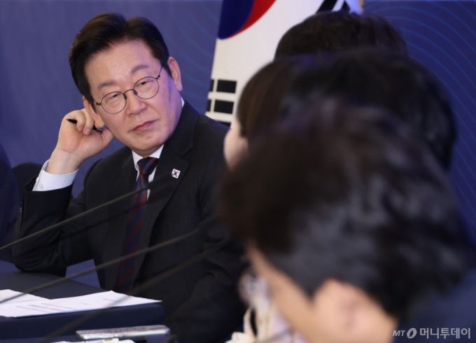 [서울=뉴시스] 고범준 기자 = 이재명 대통령이 10일 서울 마포구 프론트원에서 열린 국민성장펀드 보고대회에서 참석자 발언을 경청하고 있다. (대통령실통신사진기자단) 2025.09.10. bjko@newsis.com /사진=