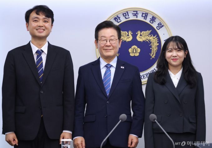 [서울=뉴시스] 최동준 기자 = 이재명 대통령이 18일 서울 용산 대통령실 청사에서 열린 수석보좌관회의에서 이주형(왼쪽), 최지원 청년담당관에게 임명장 수여 후 기념촬영을 하고 있다. (대통령실통신사진기자단) 2025.09.18. photocdj@newsis.com /사진=