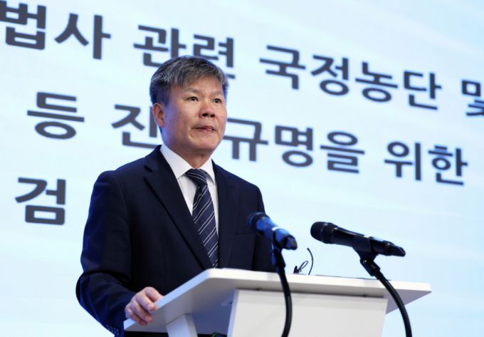 윤석열 전 대통령 부인 김건희 여사와 관련한 각종 의혹 사건을 수사하는 민중기 특별검사팀 문홍주 특검보가 지난 9일 오후 서울 종로구 KT광화문빌딩에서 정례 브리핑을 하고 있다.  /사진=뉴스1