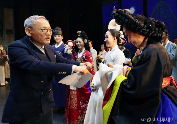 [서울=뉴시스] 이영환 기자 = 유인촌 문화체육관광부 장관이 4일(현지시각) 이탈리아 로마 아르젠티나 국립극장에서 열린 한국-이탈리아 상호문화교류의 해 개막행사인 국립국악원 궁중무용 공연 ‘세자의 꿈’을 관람한 후 출연진을 격려하고 있다. (사진=문화체육관광부 제공) 2024.05.05. photo@newsis.com *재판매 및 DB 금지 /사진=
