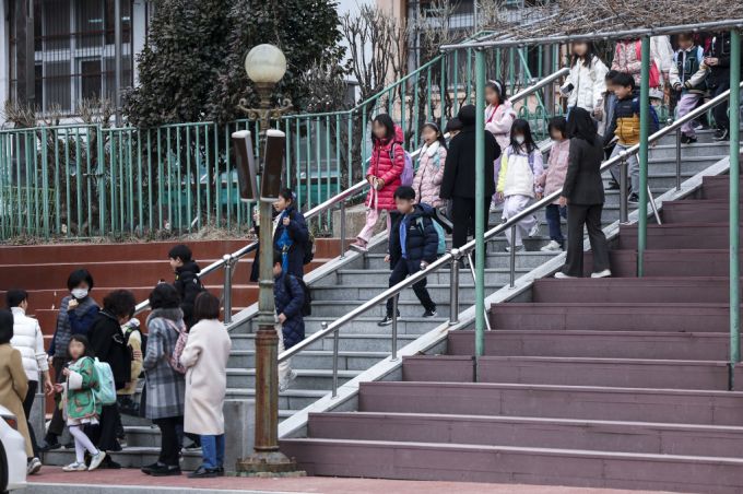 하교하는 초등학교 학생들. 사진과 기사는 관련 없음./사진=뉴시스