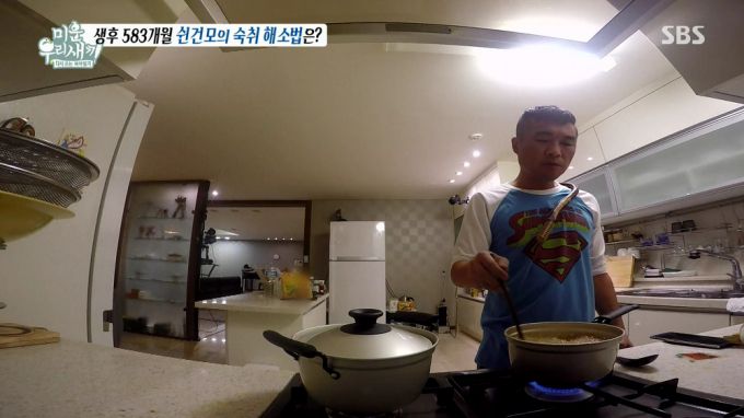 김건모가 거주 중인 서울 서초구 빌라. / SBS '미운 우리 새끼'