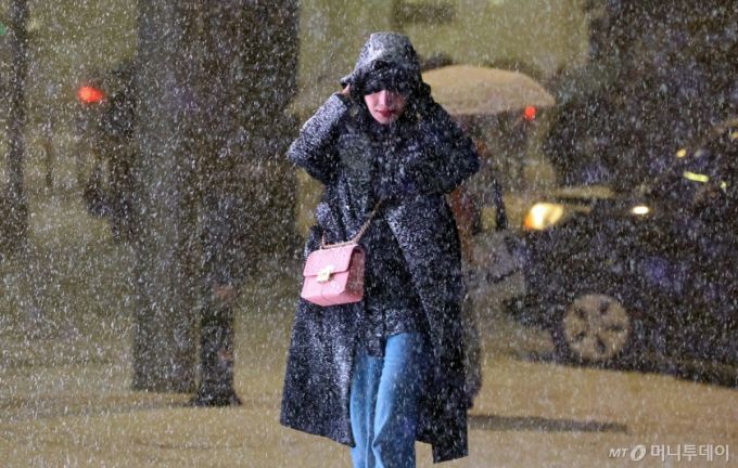 [서울=뉴시스] 최진석 기자 = 서울·인천·경기·강원 대설주의보 발효된 4일 서울 중구 도심에서 한 시민이 발걸음을 재촉하고 있다. 2025.12.04. myjs@newsis.com /사진=최진석