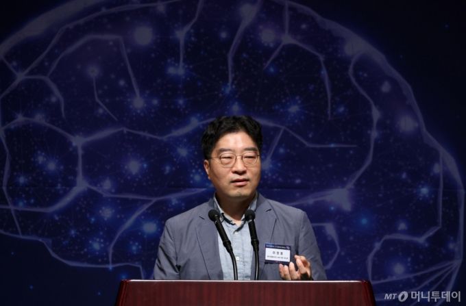 이원동 메가존클라우드 AIR 부문 유닛장이 10일 서울 중구 프레스센터에서 열린 머니투데이 주최 '제5회 K클라우드·AX 프론티어 컨퍼런스'에서 '효과적인 생성형AI 도입 전략'에 대해 강연을 하고 있다. /사진=김창현 chmt@