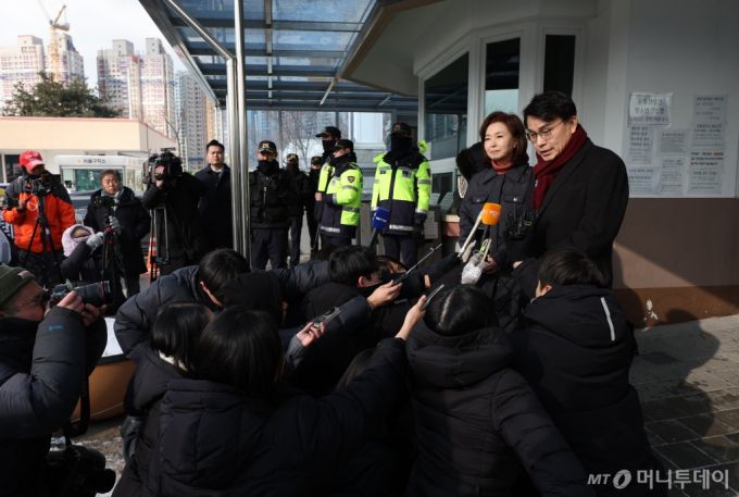 윤석열 대통령 접견을 마친 윤상현,김민전 국민의힘 의원이 7일 오전 경기 의왕 서울구치소 앞에서 취재진의 질문에 답하고 있다. 2025.02.07. /사진=뉴시스 /사진=김진아