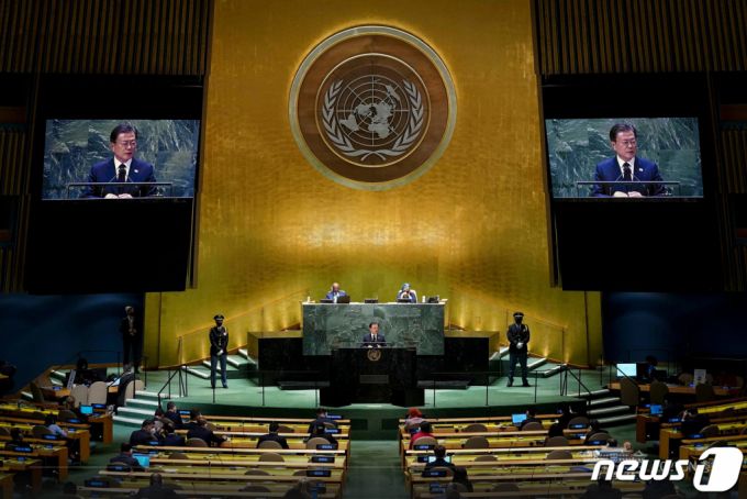 (서울=뉴스1) = 문재인 대통령이 21일(현지시각) 미국 뉴욕 유엔 총회장에서 기조연설을 하고 있다. (청와대 페이스북) 2021.9.22/뉴스1