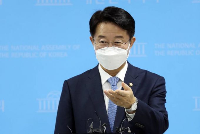 조정식 더불어민주당 의원이 지난 3월28일 서울 여의도 국회 소통관에서 기자회견을 마친 뒤 기자들의 질문을 듣고 있다. / 사진제공=뉴시스