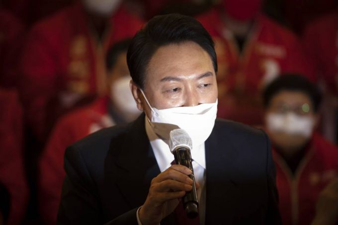 [서울=뉴시스] 김선웅 기자 = 윤석열 대통령 당선인이 20대 대통령선거 당선이 확정된 10일 오전 서울 여의도 국회 도서관에 마련된 국민의힘 개표상황실을 찾아 당선 소감을 말하고 있다. (공동취재사진) 2022.03.10.