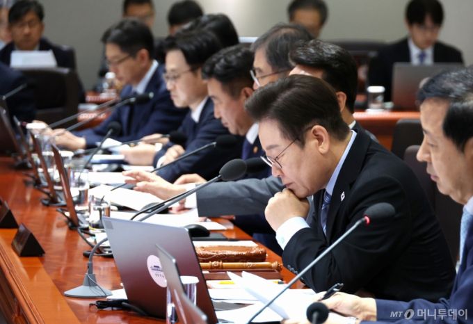 [서울=뉴시스] 고범준 기자 = 이재명 대통령이 2일 서울 용산 대통령실 청사에서 열린 제40회 국무회의에서 자료를 살펴보고 있다. (대통령실통신사진기자단) 2025.09.02 bjko@newsis.com /사진=