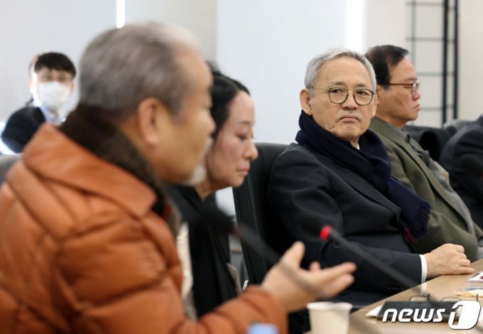 (서울=뉴스1) = 유인촌 문화체육관광부 장관이 1일 서울 종로구 국립현대미술관 서울관에서 열린 국악계 현장간담회에서 새 국악 정책에 대한 의견을 나누고 있다. (문화체육관광부 제공) 2023.12.1/뉴스1  Copyright (C) 뉴스1. All rights reserved. 무단 전재 및 재배포,  AI학습 이용 금지.