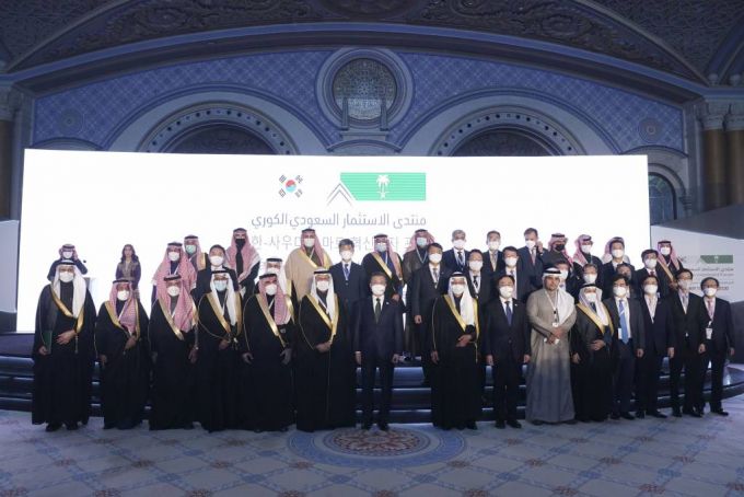 [리야드=뉴시스 김진아 기자 = 문재인 대통령이 18일(현지시간) 사우디아라비아 리야드 한 호텔에서 열린 한-사우디 스마트 혁신포럼에서 기념촬영을 하고 있다. 2022.01.19.