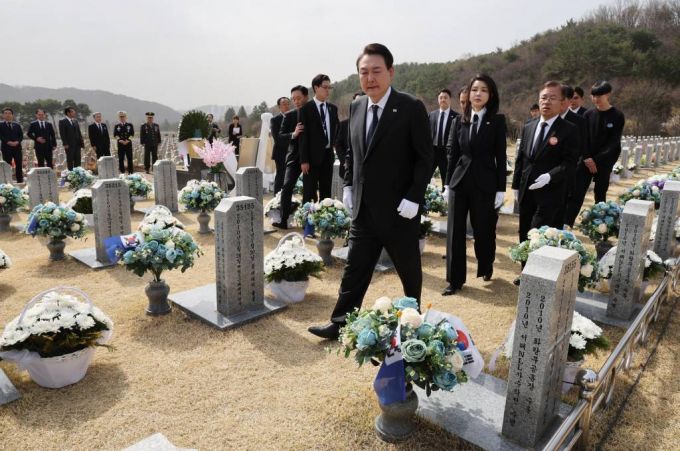 [대전=뉴시스] 전신 기자 =  윤석열 대통령과 부인 김건희 여사가 24일 대전 유성구 국립대전현충원에서 열린 제8회 서해수호의 날 기념식에 앞서 천안함 46용사 묘역을 둘러보고 있다. (대통령실통신사진기자단) 2023.03.24.