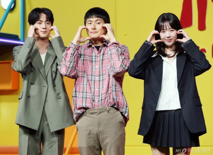 그룹 방탄소년단(BTS) 진, 방송인 기안84, 배우 지예은이 15일 오전 서울 종로구 JW매리어트 동대문에서 열린 넷플릭스 시리즈 새 예능 '대환장 기안장' 기자간담회에서 포즈를 취하고 있다. /2025.04.15 /사진=김휘선 hwijpg@