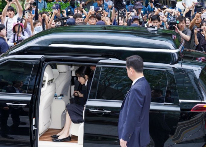 김건희 여사가 지난해 8월6일 서울 종로구 김건희 특검팀(특별검사 민중기) 사무실이 마련된 KT광화문빌딩웨스트에 피의자 신분으로 조사를 받기 위해 차량에서 내리고 있다. /사진=뉴시스