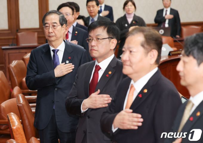 (서울=뉴스1) 허경 기자 = 한덕수 국무총리와 국무위원들이 5일 서울 종로구 정부서울청사에서 열린 임시 국무회의에서 국민의례를 하고 있다.   정부는 이날 임시 국무회의를 열고 국회에서 이송된 '김건희 여사 특검법' 등 이른바 '쌍특검법'에 대한 재의요구권(거부권)을 심의했다. 2024.1.5/뉴스1  Copyright (C) 뉴스1. All rights reserved. 무단 전재 및 재배포,  AI학습 이용 금지.